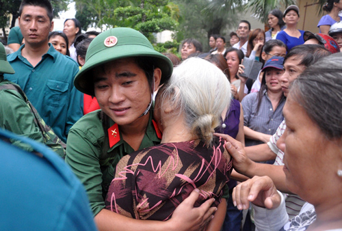 Xúc động giây phút mẹ tiễn con lên đường nhập ngũ - 7