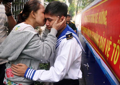 Xúc động giây phút mẹ tiễn con lên đường nhập ngũ - 8