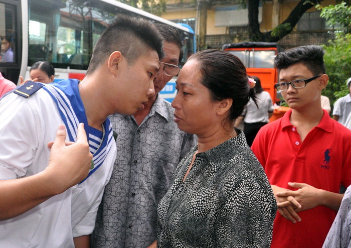 Xúc động giây phút mẹ tiễn con lên đường nhập ngũ - 9