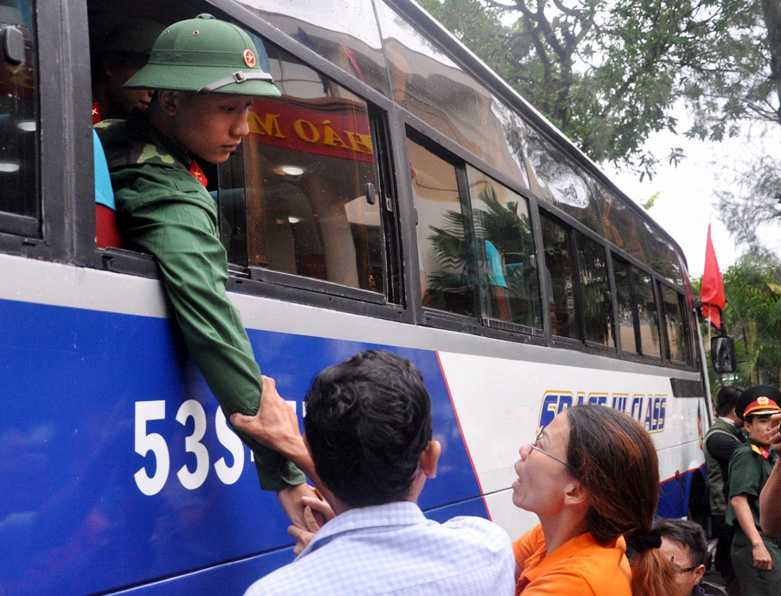 Xúc động giây phút mẹ tiễn con lên đường nhập ngũ - 10