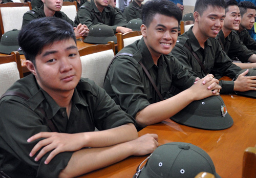 Xúc động giây phút mẹ tiễn con lên đường nhập ngũ - 2