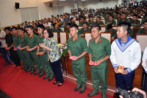 Xúc động giây phút mẹ tiễn con lên đường nhập ngũ - 3