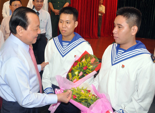 Xúc động giây phút mẹ tiễn con lên đường nhập ngũ - 4