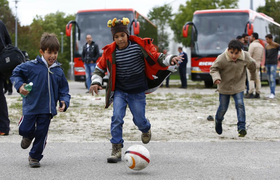 Trẻ em tị nạn vô tư vui đùa tại Đức - 1