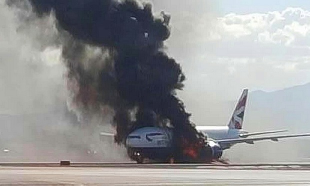 Anh: Máy bay chở 172 người bốc cháy khi sắp cất cánh - 1