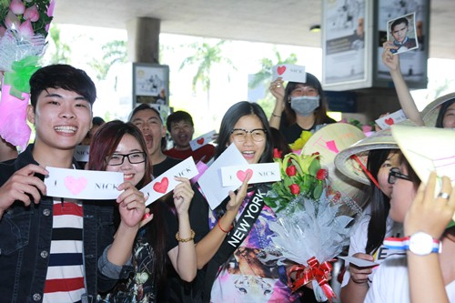 Tài tử "Ma nữ tìm chồng" bị fan Việt vây kín ở sân bay - 2