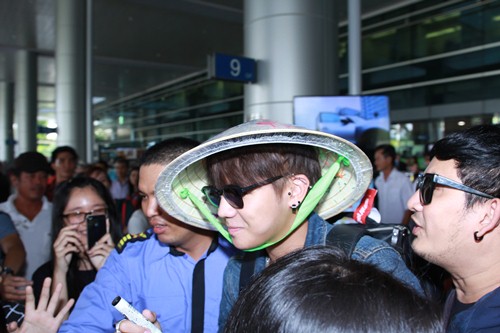 Tài tử "Ma nữ tìm chồng" bị fan Việt vây kín ở sân bay - 4