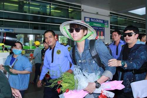 Tài tử "Ma nữ tìm chồng" bị fan Việt vây kín ở sân bay - 5