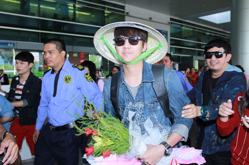 Tài tử "Ma nữ tìm chồng" bị fan Việt vây kín ở sân bay - 6