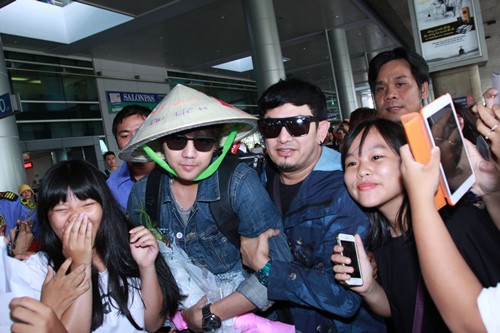 Tài tử "Ma nữ tìm chồng" bị fan Việt vây kín ở sân bay - 7