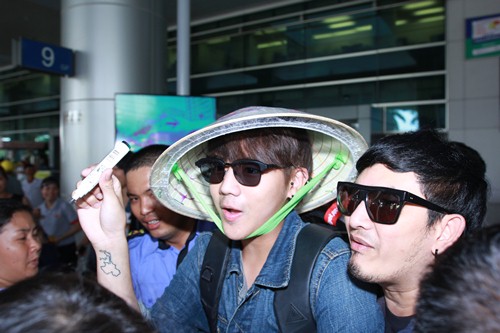 Tài tử "Ma nữ tìm chồng" bị fan Việt vây kín ở sân bay - 3