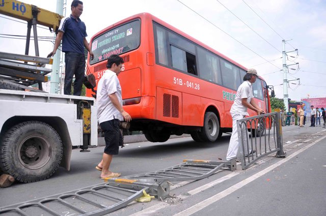 TPHCM: Xe khách tông 7 xe máy, cô gái văng khỏi cầu - 13