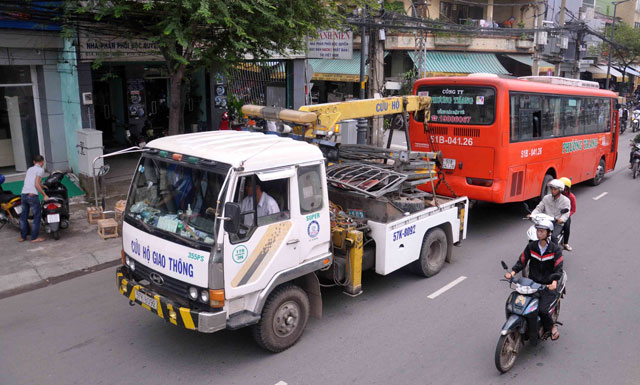 TPHCM: Xe khách tông 7 xe máy, cô gái văng khỏi cầu - 14