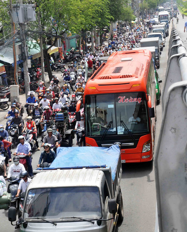 TPHCM: Xe khách tông 7 xe máy, cô gái văng khỏi cầu - 15