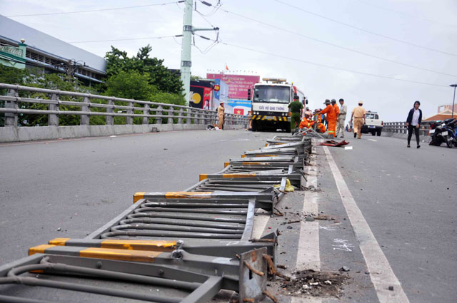 TPHCM: Xe khách tông 7 xe máy, cô gái văng khỏi cầu - 9