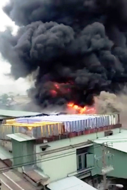 TP.HCM: Cháy xưởng nhuộm náo loạn cả khu dân cư - 1