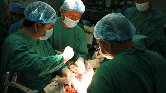 Cùng các đồng nghiệp BV Chợ Rẫy phẫu thuật lấy tạng
