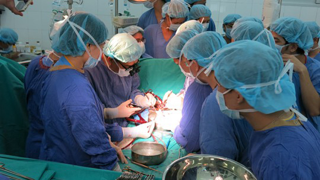 PGS Ước và các đồng nghiệp tiến hành ca ghép tim ngay sau khi đưa quả tim vượt hành trình 1.700 km về Hà Nội
