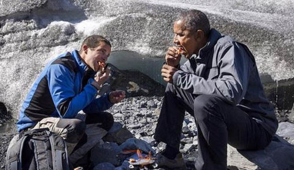 Clip TT Obama ăn ngon lành phần cá hồi gấu Alaska ăn thừa - 3