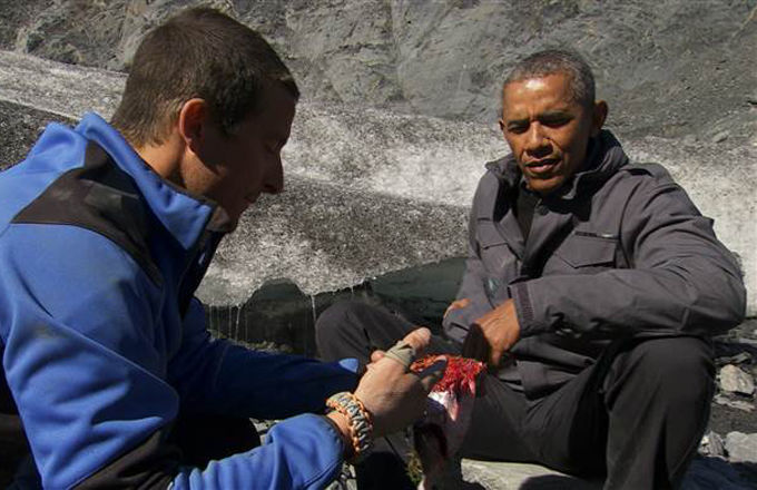 Clip TT Obama ăn ngon lành phần cá hồi gấu Alaska ăn thừa - 1