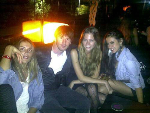 Messi bị tố trốn bạn gái đi nếm “hoa thơm cỏ lạ” - 1