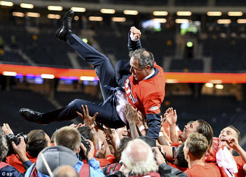 Hài hước: HLV gặm bánh mỳ ăn mừng đội nhà dự Euro - 4