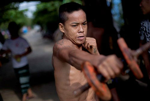 Cận cảnh lò võ vỉa hè của thanh niên Myanmar - 1