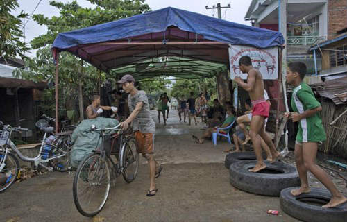 Cận cảnh lò võ vỉa hè của thanh niên Myanmar - 5