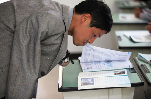 Nỗ lực phi thường của người thầy bị cụt cả 2 tay - 2