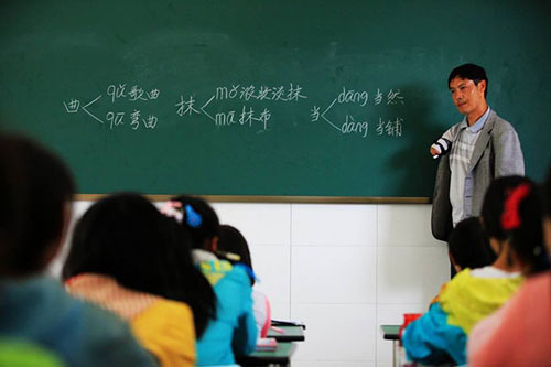 Nỗ lực phi thường của người thầy bị cụt cả 2 tay - 3