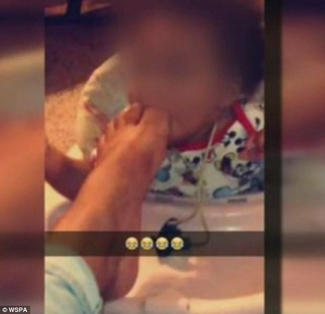 Cô gái cho ngón chân vào miệng bé 7 tháng tuổi gây phẫn nộ - 1