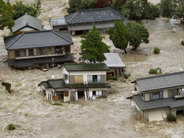 Nhật Bản: 100.000 người cuống cuồng đi sơ tán vì mưa, lũ - 1