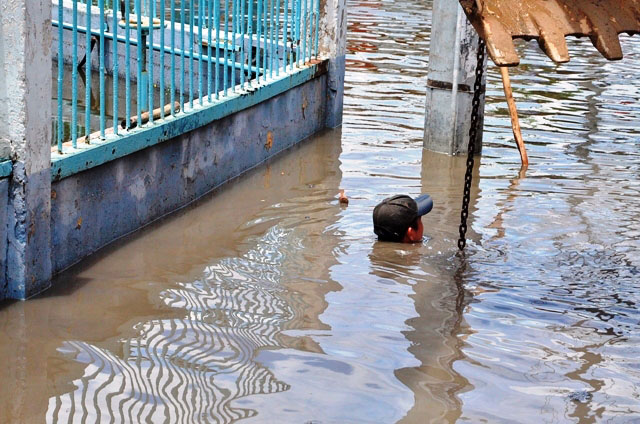 Ảnh: Dân TP.HCM khốn khổ vì nước ngập - 11