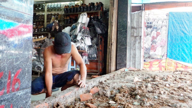 Ảnh: Dân TP.HCM khốn khổ vì nước ngập - 12