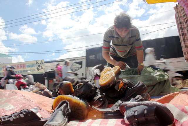 Ảnh: Dân TP.HCM khốn khổ vì nước ngập - 14