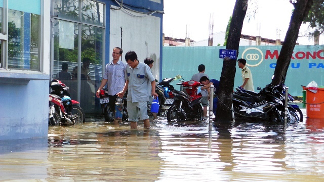 Ảnh: Dân TP.HCM khốn khổ vì nước ngập - 3