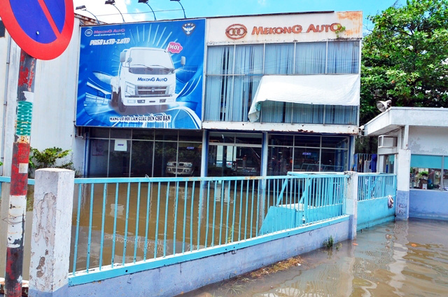 Ảnh: Dân TP.HCM khốn khổ vì nước ngập - 4