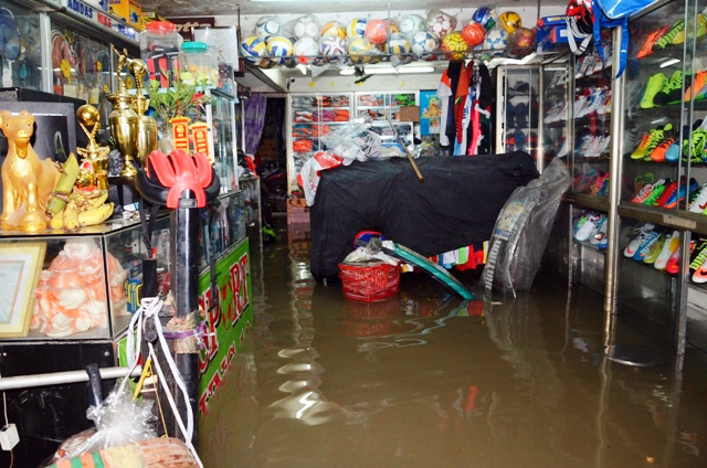Ảnh: Dân TP.HCM khốn khổ vì nước ngập - 5