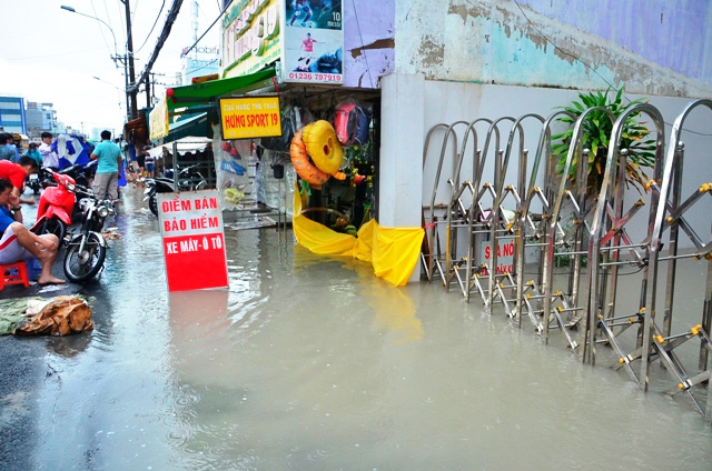 Ảnh: Dân TP.HCM khốn khổ vì nước ngập - 8