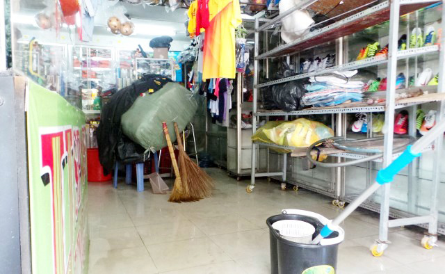 Ảnh: Dân TP.HCM khốn khổ vì nước ngập - 9