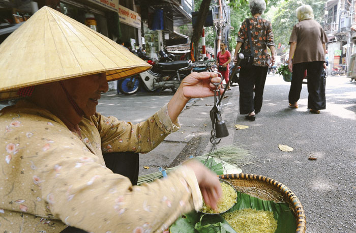 Ảnh: Hà Nội đẹp dịu dàng trong nắng sớm mùa thu - 6