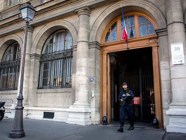 Pháp thử ADN 100 cảnh sát tìm thủ phạm cưỡng hiếp du khách - 1