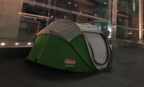 Fan cuồng iPhone 6s dựng lều trước cửa hàng Apple - 1