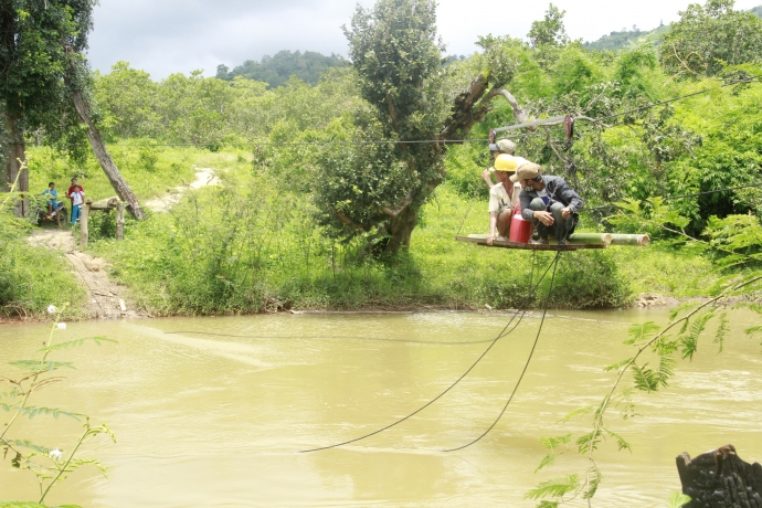 Cả làng đu dây qua suối mỗi ngày - 2
