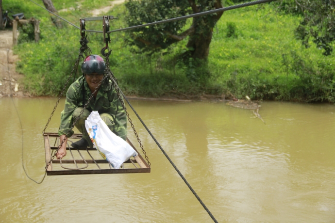 Cả làng đu dây qua suối mỗi ngày - 3