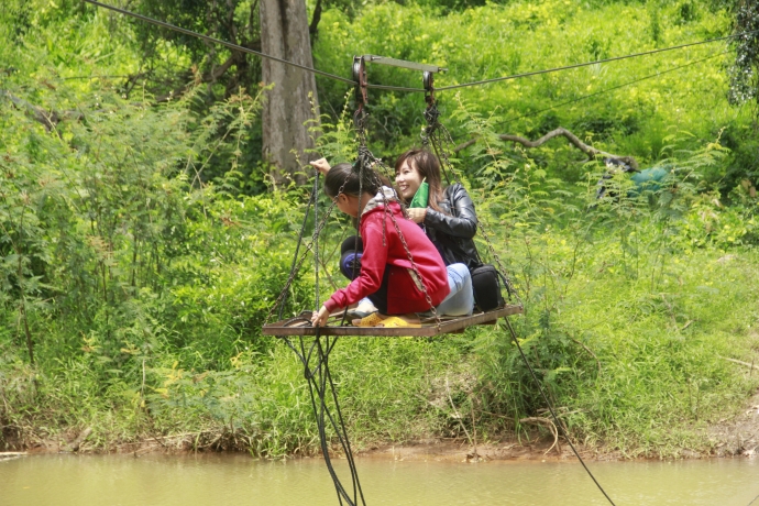 Cả làng đu dây qua suối mỗi ngày - 4