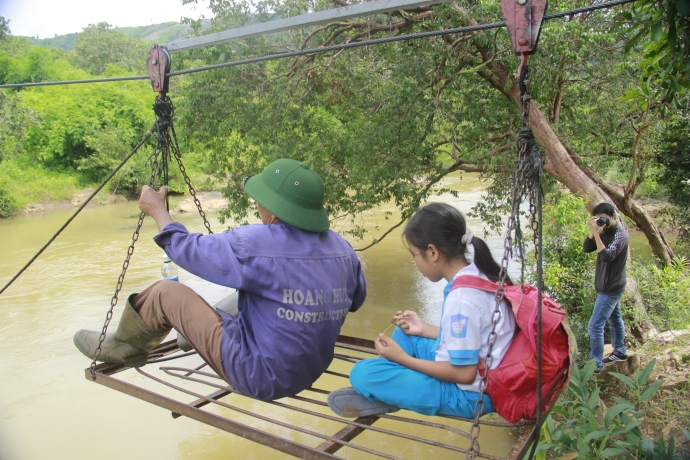 Cả làng đu dây qua suối mỗi ngày - 5