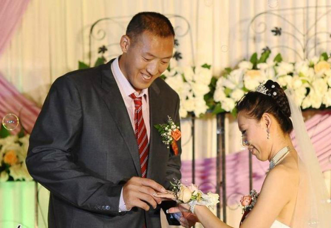 Cặp vợ chồng "khổng lồ" Trung Quốc lập kỷ lục thế giới - 3