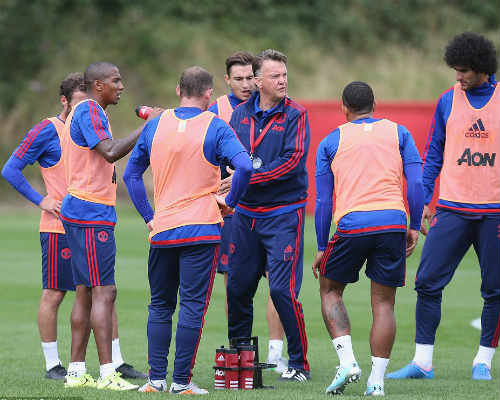 Trước đại chiến, MU "méo mặt" vì Rooney - 9
