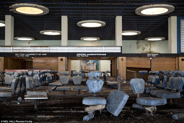 Bên trong những sân bay bỏ hoang đáng sợ nhất thế giới - 1